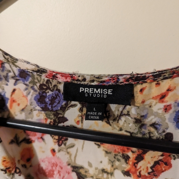 Premise Studio floral shell blouse - Picture 3 of 3